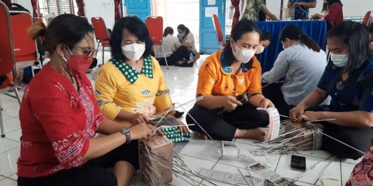 Suasana pelatihan membuat kerajinan anyaman berbahan koran bekas, di aula kantor Kecamatan Kurun, Kamis (18/11/2021). (MASAPNEWS/GCM)