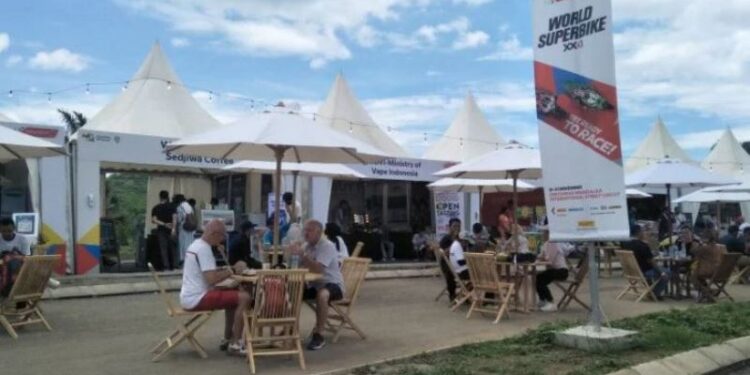 Sejumlah gerai UMKM saat berjualan di Sirkuit Mandalika, ajang berlangsungnya WSBK di Lombok Tengah, NTB. (ANT)