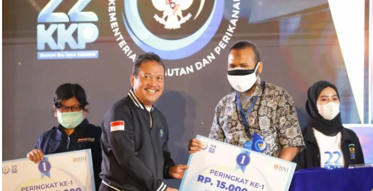 Menteri Kelautan dan Perikanan Sakti Wahyu Trenggono (kedua kiri) memberikan penghargaan kepada wartawan dalam acara Anugerah Jurnalistik Sahabat Bahari yang digelar di Jakarta, Kamis (11/11/2021). ANTARA/HO-KKP