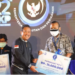 Menteri Kelautan dan Perikanan Sakti Wahyu Trenggono (kedua kiri) memberikan penghargaan kepada wartawan dalam acara Anugerah Jurnalistik Sahabat Bahari yang digelar di Jakarta, Kamis (11/11/2021). ANTARA/HO-KKP