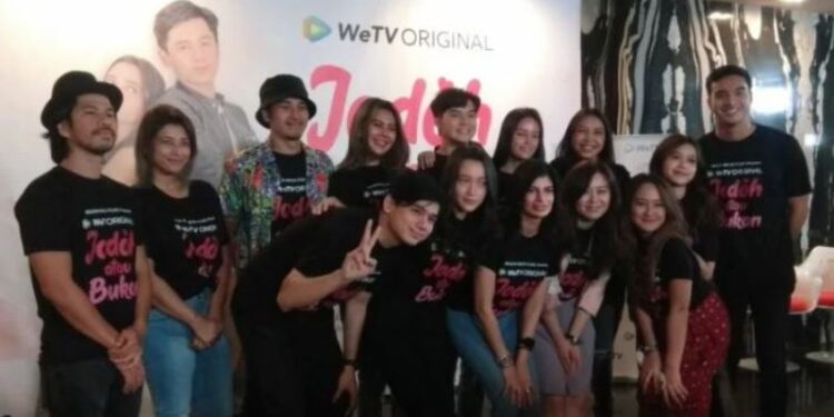 Para pemain dan tim produksi serial WeTV "Jodoh atau Bukan?" saat media gathering di Mega Kreasi Films, Cilandak, Jakarta Selatan, Selasa, (23/11/2021). (ANT)