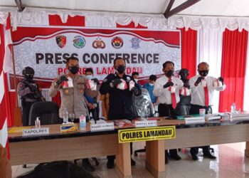 Konferensi Pers yang di pimpin oleh Kabid Humas Kombes Pol Kismanto Eko Saputro, bersama Dirresnarkoba Polda Kalteng Kombes Pol Nono Wardoyo didampingi Kapolres Lamandau AKBP Arif Budi Purnomo di Aula Joglo Polres setempat, Senin (1/11/2021).