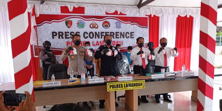 Konferensi Pers yang di pimpin oleh Kabid Humas Kombes Pol Kismanto Eko Saputro, bersama Dirresnarkoba Polda Kalteng Kombes Pol Nono Wardoyo didampingi Kapolres Lamandau AKBP Arif Budi Purnomo di Aula Joglo Polres setempat, Senin (1/11/2021).