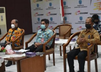 Asisten Ekonomi dan Pembangunan Setda Lamandau dan instansi terkait saat mengikuti rakor dalam rangka pengendalian Inflasi daerah Tahun 2021 secara virtual di aula Setda setempat, kemarin.
