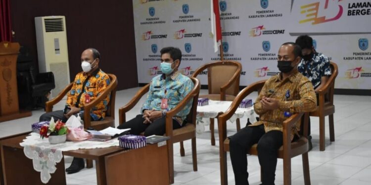 Asisten Ekonomi dan Pembangunan Setda Lamandau dan instansi terkait saat mengikuti rakor dalam rangka pengendalian Inflasi daerah Tahun 2021 secara virtual di aula Setda setempat, kemarin.