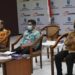 Asisten Ekonomi dan Pembangunan Setda Lamandau dan instansi terkait saat mengikuti rakor dalam rangka pengendalian Inflasi daerah Tahun 2021 secara virtual di aula Setda setempat, kemarin.