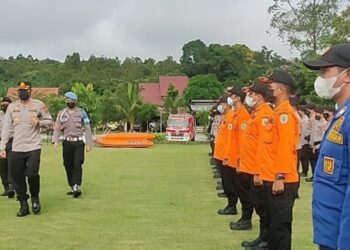 Kapolres Lamandau AKBP Arif Budi Purnomo, SIK, MH saat mengecek personil penanggulangan bencana banjir di halaman Mako Polres setempat, kemarin.