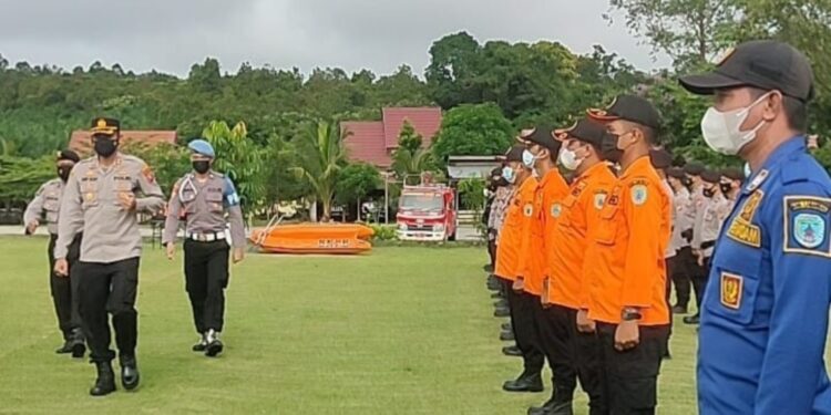 Kapolres Lamandau AKBP Arif Budi Purnomo, SIK, MH saat mengecek personil penanggulangan bencana banjir di halaman Mako Polres setempat, kemarin.