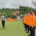 Kapolres Lamandau AKBP Arif Budi Purnomo, SIK, MH saat mengecek personil penanggulangan bencana banjir di halaman Mako Polres setempat, kemarin.