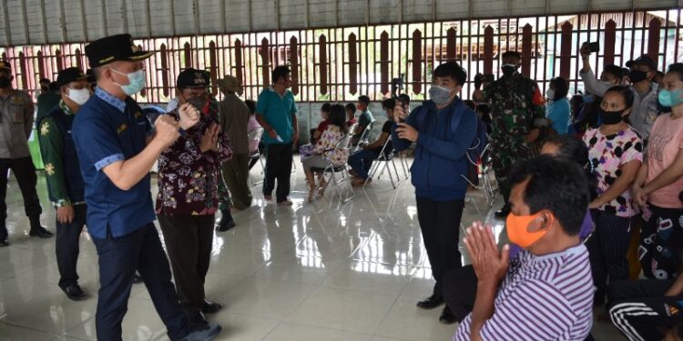 Bupati Gumas Jaya S Monong memantau vaksinasi massal COVID-19 di Kecamatan Manuhing Raya, Jumat, (5/11/2021). (IST)