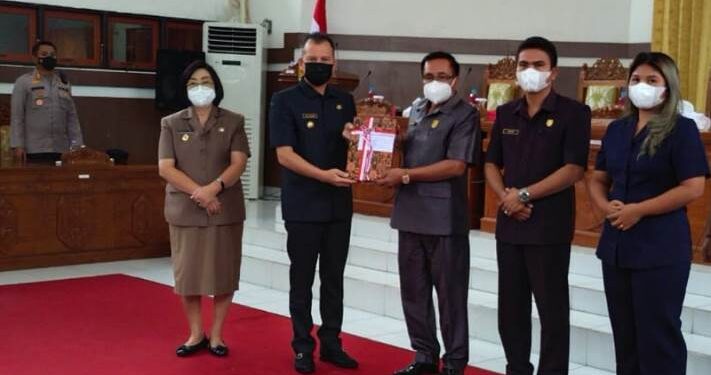 Bupati Gumas, Jaya S Monong menyampaikan empat buah raperda ke Ketua DPRD Kabupaten Gumas, Akerman Sahidar. (Foto : Sekretariat DPRD Kabupaten Gumas)