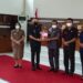 Bupati Gumas, Jaya S Monong menyampaikan empat buah raperda ke Ketua DPRD Kabupaten Gumas, Akerman Sahidar. (Foto : Sekretariat DPRD Kabupaten Gumas)