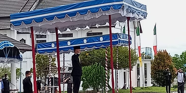 Bupati Gumas Jaya S Monong, SE, MSi betindak sebagai Inspektur upacara hari pahlawan 10 Nopember 2021 di halaman kantor pemkab setempat, Rabu (10/11/2021)
