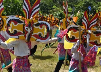 Para peserta saat menampilkan tari topengnya pada festival babukung yang digelar di dua Kecamatan Bulik dan Delang, kemarin.