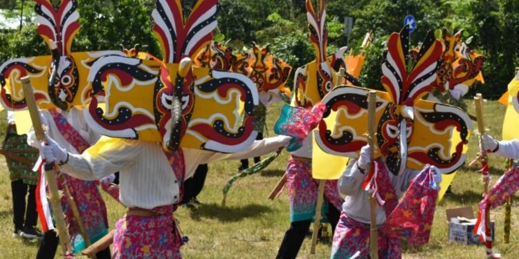 Para peserta saat menampilkan tari topengnya pada festival babukung yang digelar di dua Kecamatan Bulik dan Delang, kemarin.
