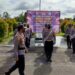 Wakapolres Gumas Kompol Daeng Riandika Mahardani, SIK, MH saat memeriksa anggota pada apel pasukan Operasi Zebra Telabang 2021 yang digelar di halaman Mapolres Gumas, Senin (15/11/2021)