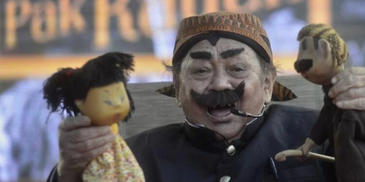 Pak Raden (Drs. Suyadi, 82 tahun) bercerita menggunakan boneka tokoh-tokoh dalam serial "Unyil" dalam acara "Cerita Lagi Bareng Pak Raden" di kawasan silang Monas, Jakarta Pusat, Sabtu (9/8). Kegiatan itu mengingatkan keluarga Indonesia akan tradisi bercerita dari orang tua ke anak yang kini semakin terkikis dengan kesibukan dan hiburannya masing-masing. (MASAPNEWS/ANT)