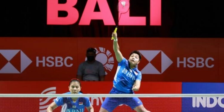 Arsip foto - anda Putri Indonesia Apriyani Rahayu (kanan) yang berpasangan dengan Greysia Polii mengembalikan kok ke ganda putri Thailand Jongkolphan Kititharakul/Rawinda Prajongjai pada semifinal Indonesia Open 2021 di Nusa Dua, Bali, Sabtu (27/11/2021). (MASAPNEWS/ANT)
