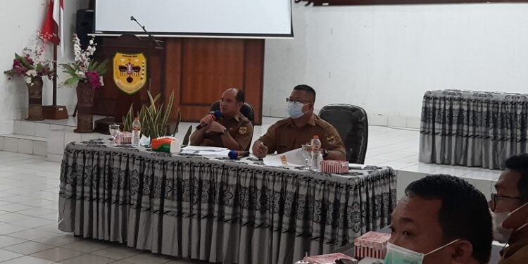 Kepala Bappedalitbang Kabupaten Gumas, Yantrio Aulia (kiri) didampingi Kabid Perekonomian, Pemerintahan dan Pembangunan Manusia, Yeremia Dodi saat memimpin rakor di Kuala Kurun, Selasa (30/11/2021). (MASAPNEWS/GCM)