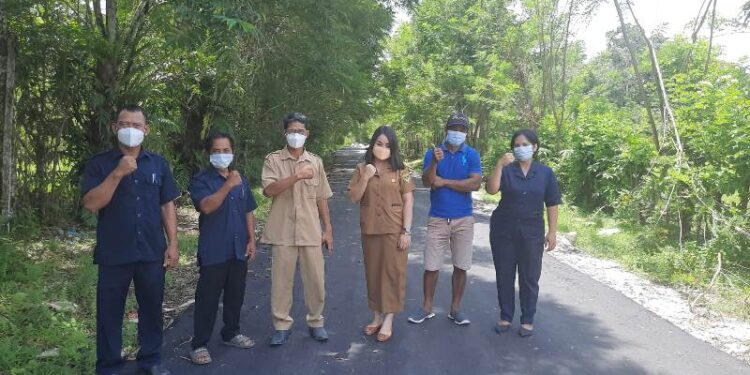 Kades Tanjung Riu Wartel S Sindi bersama Kasi Kesejahteraan Andriani Yusepa, Ketua BPD Yulianto, Anggota BPD Yustati dan Hadi Leo, serta Ketua RT 01 Kudel berfoto bersama di jalan desa yang telah mulus beraspal, Senin (1/11/2021). (MASAPNEWS/GCM)