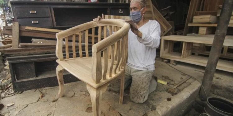 Perajin menyelesaikan pembuatan mebel di kawasan Kelapa Dua, Depok, Jawa Barat, Senin (23/8/2021). Data Himpunan Industri Mebel dan Kerajinan Indonesia (Himki) menyebutkan ekspor mebel dan kerajinan Indonesia tercatat mencapai 1,687 miliar dolar AS pada semester I tahun 2021 atau naik 35,41 persen dibandingkan periode yang sama tahun 2020. (MASAPNEWS/ANT)