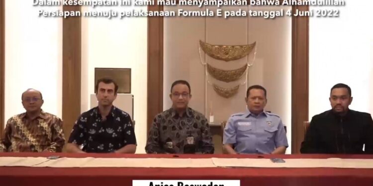 Tangkapan Layar - dari rekaman video yang dikirimkan Pemprov DKI Jakarta yang menampilkan Gubernur DKI Jakarta Anies Baswedan (tengah), Co-founder Formula E Alberto Longo (kedua kiri), Ketua Umum Ikatan Motor Indonesia (IMI) Bambang Soesatyo (kedua kanan), Dirut PT Jakarta Propertindo Widi Amanasto (kiri), dan Sekjen IMI Ahmad Sahroni (kanan) dengan bahasan mengenai pergelaran Formula E atau Jakarta E-Prix, Jakarta, Kamis (25/11/2021) malam. (MASAPNEWS/ANT/HO-Pemprov DKI Jakarta)