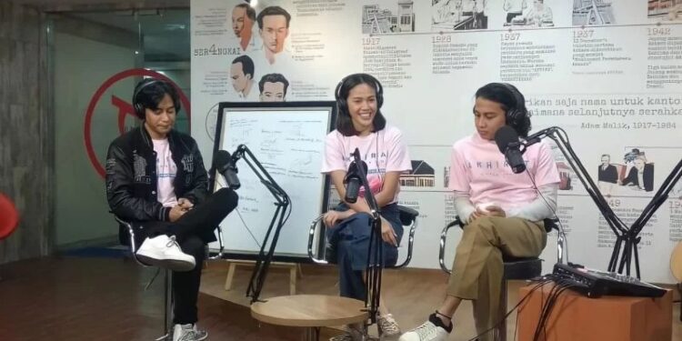 Pemain "Akhirat: A Love Story" saat mengunjungi Kantor Redaksi LKBN Antara pada Kamis, (25/11/2021). Kiri ke kanan: Tubagus Ali, Della Dartyan, Ravil Prasetya. (MASAPNEWS/ANT)