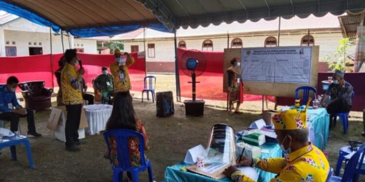 Suasana pemungutan dan penghitungan suara pada Pilkades Serentak Gelombang III di Tumbang Bunut, Rabu (17/11/2021). (Foto : Diskominfosantik Kabupaten Gumas)