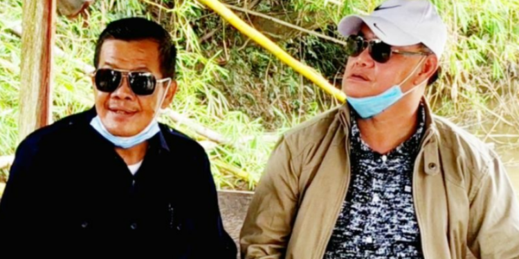Anggota DPRD Kotawaringin Timur Anang Kapiliyus bersama Bupati Halikinnor saat perjalanan di Kecamatan Telaga Antang, beberapa waktu lalu. (ANT)