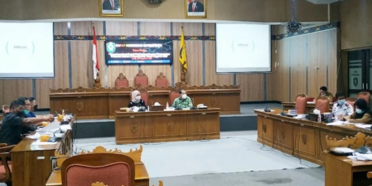 Ketua Bapemperda DPRD Kotawaringin Timur Handoyo J Wibowo didampingi Wakil Ketua Bapemperda Darmawati memimpin rapat persiapan pembahasan raperda 2022, Senin (8/11/2021). (ANT)