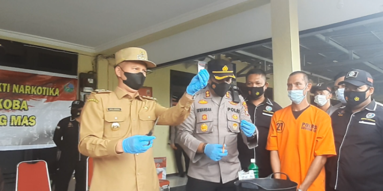Bupati Gumas Jaya S Monong bersama Kapolres AKBP Irwansah, Kasatresnarkoba Ipda Budi Utomo, dan lainnya saat memusnahkan sabu, di Kuala Kurun, Selasa (9/11/2021). (MASAPNEWS/GCM)
