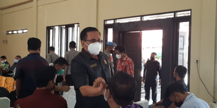 Ketua DPRD Kabupaten Gumas, Akerman Sahidar menyapa para calon kades usai calon kades melakukan deklarasi damai, di Kuala Kurun, Selasa (9/11/2021). (MASAPNEWS/GCM)
