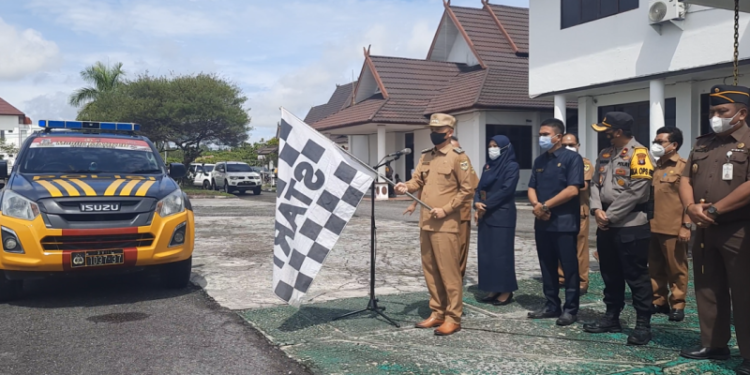 Bupati Gumas, Jaya S Monong bersama Forkopimda melepas pendistribusian logistik pilkades serentak, di halaman kantor bupati setempat, Senin (15/11/2021). (MASAPNEWS/GCM)