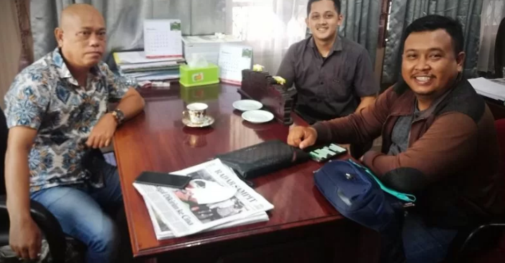 Anggota Fraksi PDIP yang juga Ketua Komisi I DPRD Kotawaringin Timur Agus Seruyantara (kiri) berfoto saat menerima kunjungan pengurus API UMKM Kotawaringin Timur, Rabu (3/11/2021). (IST)