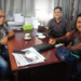 Anggota Fraksi PDIP yang juga Ketua Komisi I DPRD Kotawaringin Timur Agus Seruyantara (kiri) berfoto saat menerima kunjungan pengurus API UMKM Kotawaringin Timur, Rabu (3/11/2021). (IST)