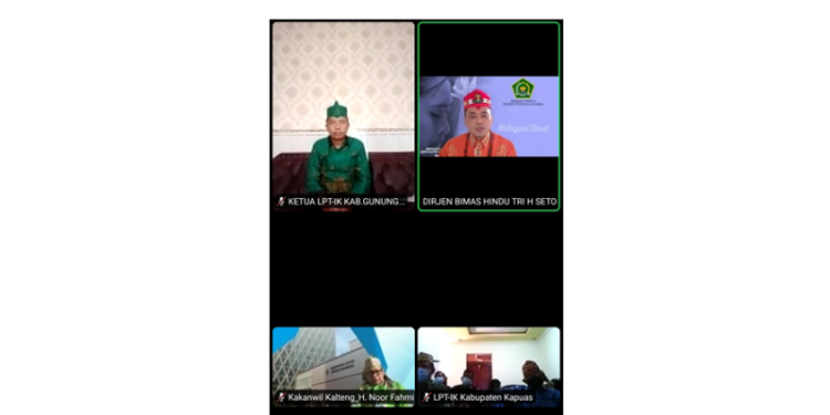 Anggota DPRD yang juga Ketua LPTIK Kabupaten Gumas, Polie L Mihing (batik hijau) mengikuti pembukaan FTIK ke X secara virtual, Jumat (19/11/2021). (MASAPNEWS/GCM)