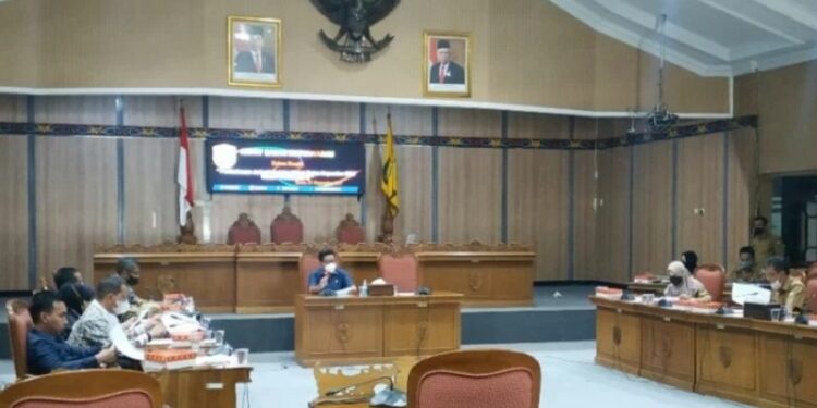 Rapat Badan Musyawarah DPRD Kotawaringin Timur dipimpin Wakil Ketua DPRD Hairis Salamad membahas jadwal kegiatan selama satu bulan, Senin (1/11/2021). (ANT)
