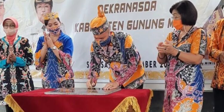 Bupati Gumas, Jaya S Monong menandatangani prasasti gedung atau showroom Dekranasda kabupaten setempat, tanda diresmikannya gedung atau showroom tersebut.