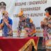 Bupati Gumas, Jaya S Monong menandatangani prasasti gedung atau showroom Dekranasda kabupaten setempat, tanda diresmikannya gedung atau showroom tersebut.