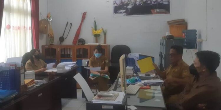 Para dewan juri dan lainnya membasa hal-hal terkait lomba menulis cerita rakyat atau legenda di kantor Disbudpar Kabupaten Gumas, baru-baru ini. (Foto : Disbudpar Kabupaten Gumas)