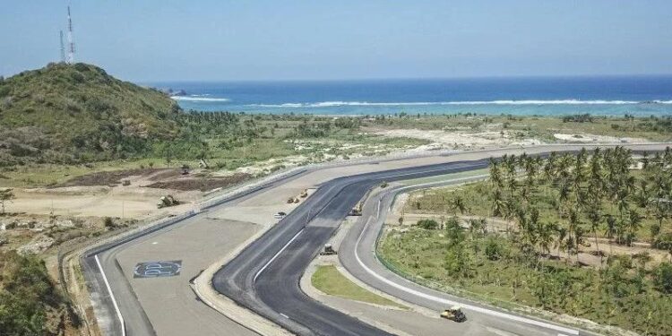 Foto udara tikungan ke 5 dan tikungan ke 6 lintasan Mandalika International Street Circuit di Kawasan Ekonomi Khusus (KEK) Mandalika, Pujut, Praya, Lombok Tengah, NTB. (MASAPNEWS/ANT)