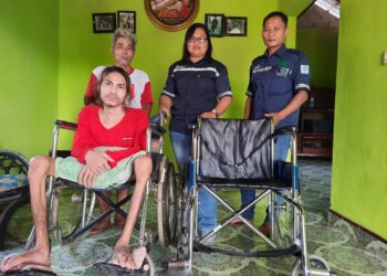SERAHKAN : Perwakilan HPL,menyerahkan bantuan kursi roda kepada warga yang membutuhkan di desa Dahian Tambuk. PT HPL Komitmen Laksanakan CSR