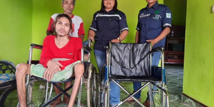 SERAHKAN : Perwakilan HPL,menyerahkan bantuan kursi roda kepada warga yang membutuhkan di desa Dahian Tambuk. PT HPL Komitmen Laksanakan CSR