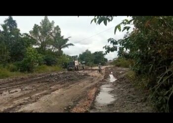 FOTO : Perbaikan ruas jalan sepanjang desa Rangan Tate,yang merupakan inisiatif Manajemen HPL.