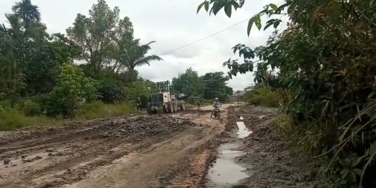 FOTO : Perbaikan ruas jalan sepanjang desa Rangan Tate,yang merupakan inisiatif Manajemen HPL.