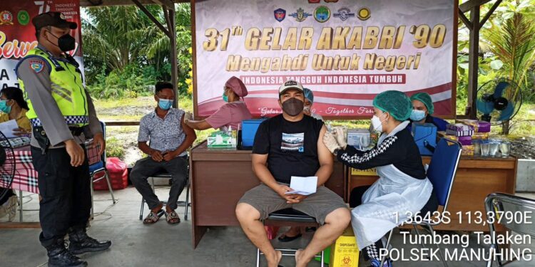 Suasana vaksinasi COVID-19 di wilayah Kecamatan Manuhing, akhir Oktober 2021. (Foto : Polsek Manuhing)