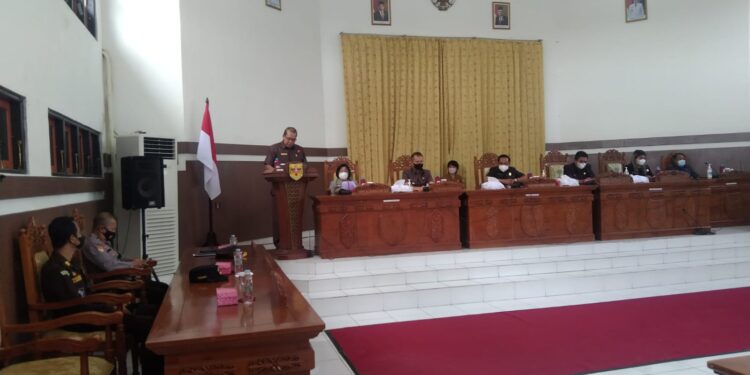 Jubir Fraksi Partai Golkar DPRD Kabupaten Gumas Punding S Merang menyampaikan pandangan umum fraksi.