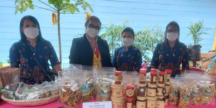 Ketua WHDI Kabupaten Gumas Apristini Arton S Dohong (kiri kedua) bersama jajaran pengurus saat berpartisipasi pada pelaksanaan festival kuliner pangan lokal di Desa Wisata Hurung Bunut, Kecamatan Kurun, Senin (8/11/2021). (Foto : WHDI Kabupaten Gumas)