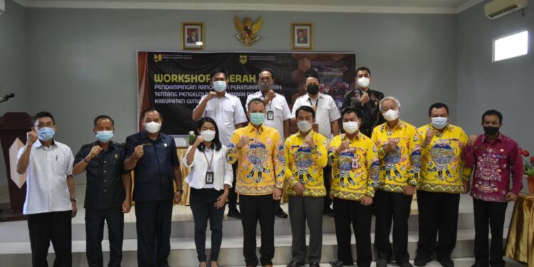 Bupati Kabupaten Gumas Jaya Samaya Monong, SE, MSi fhoto bersama usai membuka workshop pendampingan penyusunan Raperda tentang pengelolaan air limbah domestik dihotel Zepanya Gumas, Kamis (11/11/2021).