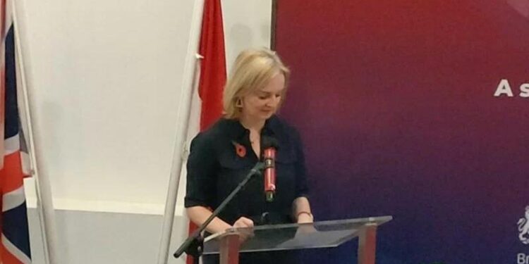 Menteri Luar Negeri Inggris Elizabeth Marry Truss biasa disapa Liz Truss saat meluncurkan Program Nurture to Scale di Bogor Creative Center (BCC), Jumat. (MASAPNEWS/ANT)